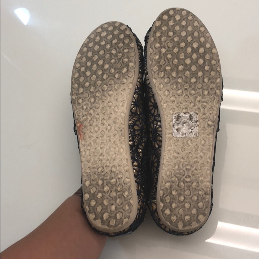 TOMS - Picture 3 of 5